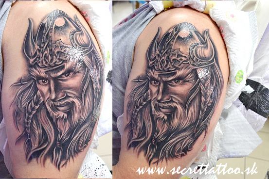 Tatuaje Hombro Vikingo por Secret Tattoo & Piercing