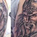 tatuaje Hombro Vikingo por Secret Tattoo & Piercing