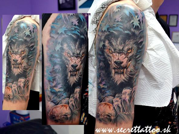 Tatuaje Hombro Lobo por Secret Tattoo & Piercing