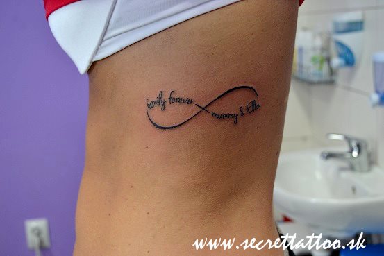 Tatuaje Lado Letras Infinito por Secret Tattoo & Piercing