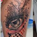 Auge Baum Oberschenkel tattoo von Secret Tattoo & Piercing