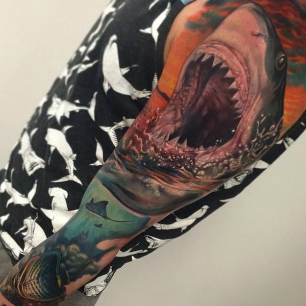 Tatuaje Brazo Realista Tiburón por Jesse Rix Tattoo Art