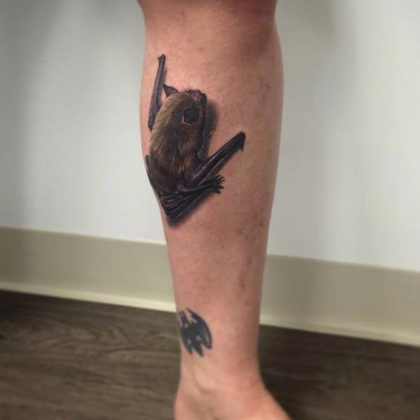 Tatuaż Realistyczny Łydka Nietoperz przez Jesse Rix Tattoo Art
