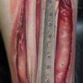 tatuaje Biomecánica Pierna Cicatriz por Jesse Rix Tattoo Art