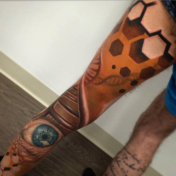 รอยสัก ขา ตา DNA โดย Jesse Rix Tattoo Art