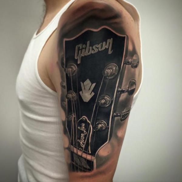 Tatuaggio Spalla Realistici Chitarra di Jesse Rix Tattoo Art