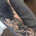 Realistische Blumen Krähen Sleeve tattoo von Jesse Rix Tattoo Art