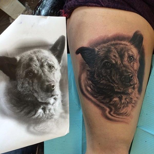 Tatuaje Realista Perro Muslo por Jesse Rix Tattoo Art