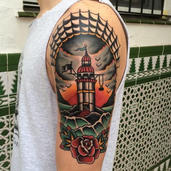 Tatouage Épaule Bras Phare Old School par Forever Tattoo