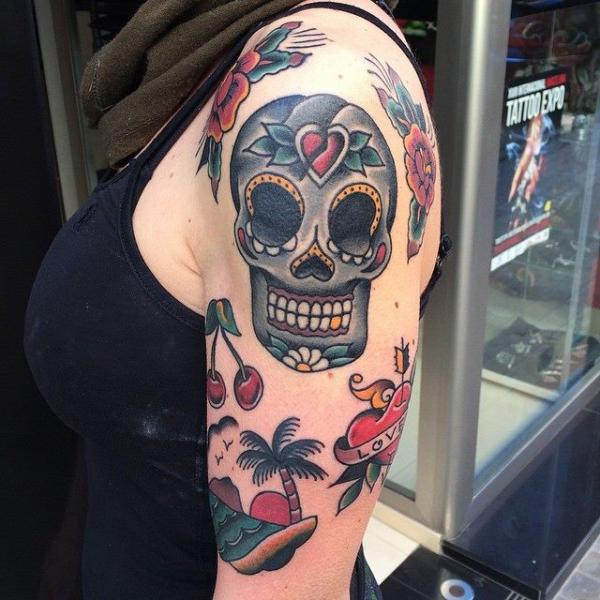 Schulter Arm Old School Totenkopf Tattoo von Forever Tattoo