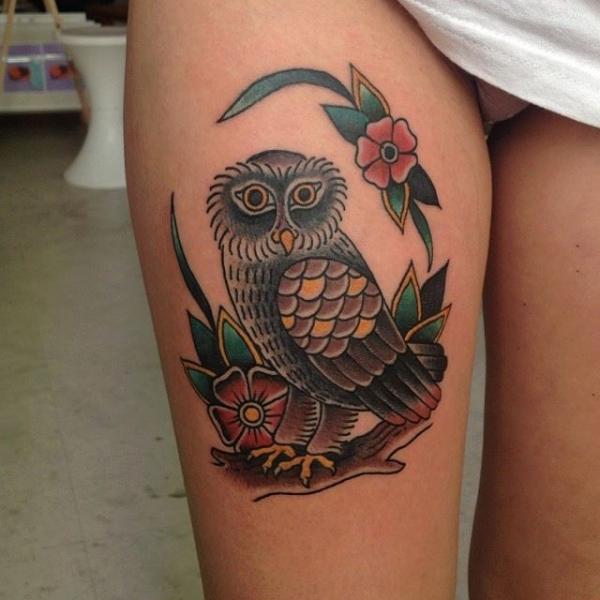 Tatouage Old School Hibou Cuisse par Forever Tattoo