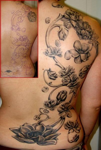 Tatuaje Realista Espalda Flores por 2nd Skin