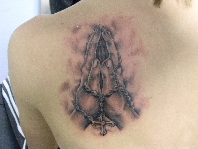 Tatuaje Manos Rezando Espalda Religioso por 2nd Skin