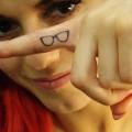 Finger Brille tattoo von 2nd Skin