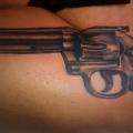 tatuaje Realista Pierna Pistola por 2nd Skin