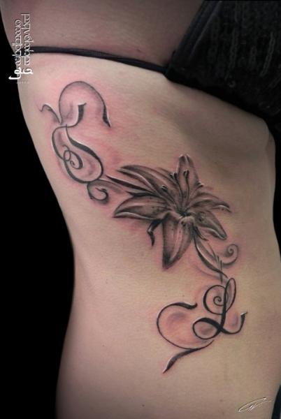 Realistische Blumen Seite Tattoo von 2nd Skin