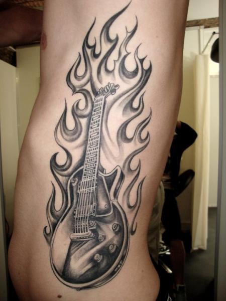 Realistische Seite Gitarre Tattoo von 2nd Skin