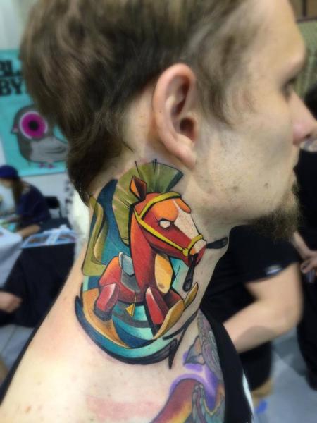 Tatuagem Pescoço Cavalo por Mefisto Tattoo Studio