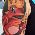Schulter Krone Frosch tattoo von Mefisto Tattoo Studio