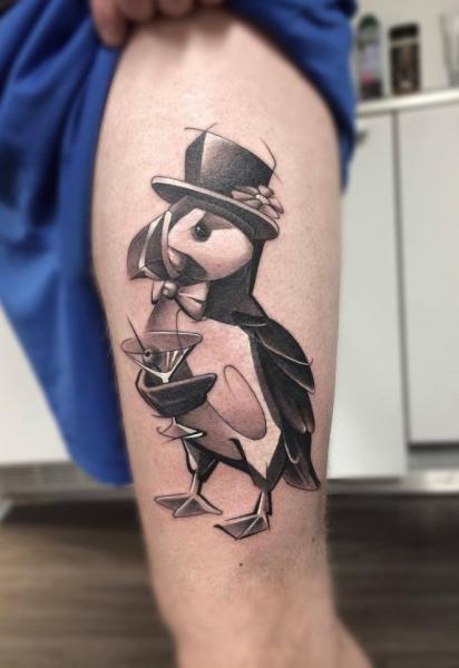 Tatuaggio Coscia Pinguino di Mefisto Tattoo Studio