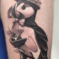 tatuaje Muslo Pingüino por Mefisto Tattoo Studio