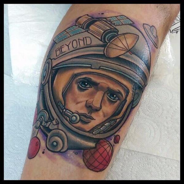 Tatuaje Brazo Astronauta por Cloak and Dagger Tattoo