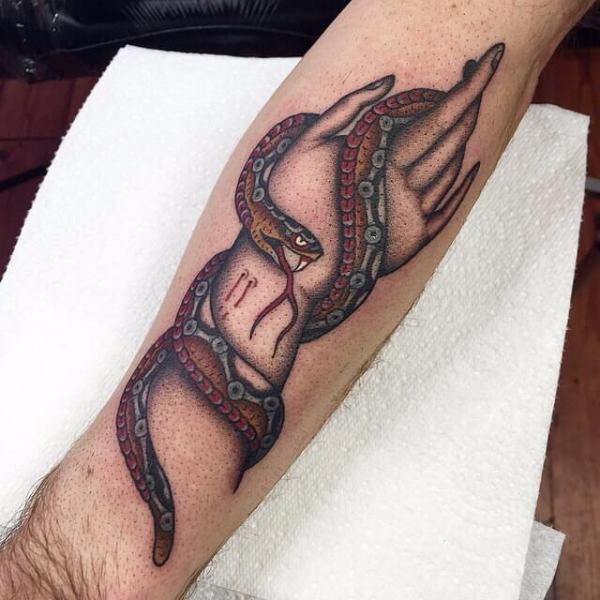 Tatuaje Brazo Serpiente Mano por Cloak and Dagger Tattoo