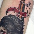 Arm Old School Dolch Frau tattoo von Cloak and Dagger Tattoo