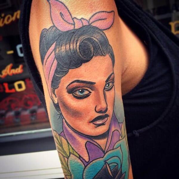 Tatuaje Brazo Retrato Mujer por Cloak and Dagger Tattoo