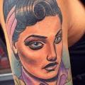 tatuaje Brazo Retrato mujer por Cloak and Dagger Tattoo