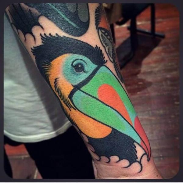 Tatuaggio Braccio Tucano di Cloak and Dagger Tattoo