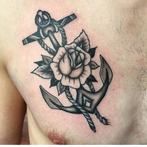 Brust Blumen Anker Tattoo von Cloak and Dagger Tattoo