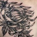 Brust Blumen tattoo von Cloak and Dagger Tattoo