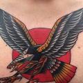 tatuaje Pecho Old School Águila por Cloak and Dagger Tattoo