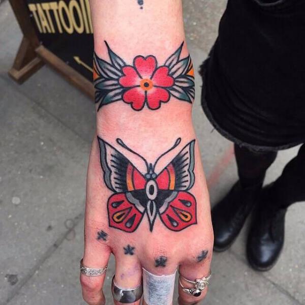 Tatuaje Old School Mano Mariposa por Cloak and Dagger Tattoo