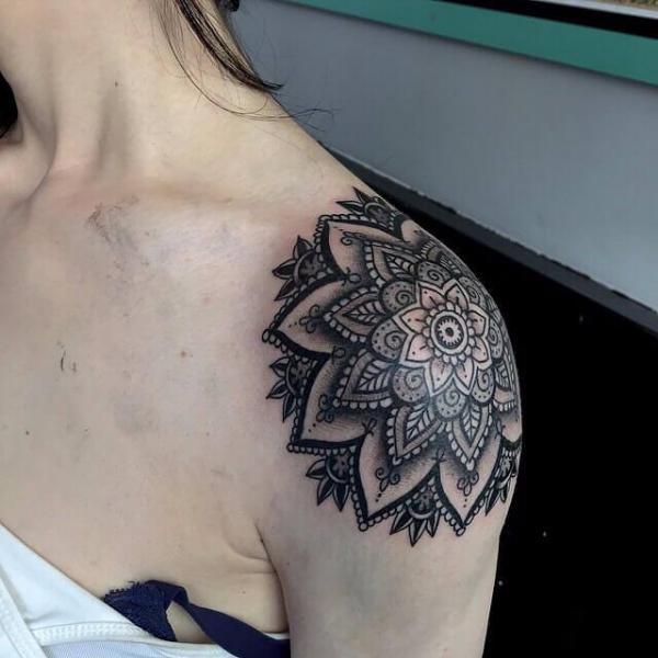 Tatuaje Hombro Flor Dotwork por Cloak and Dagger Tattoo