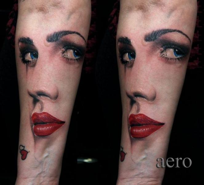 Tatuaje Brazo Realista Mujer por Aero & inkeaters