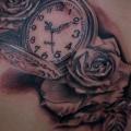 Realistische Uhr Blumen Rücken tattoo von Aero & inkeaters