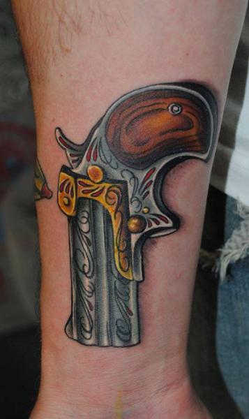 Tatuagem Braço Arma por Distinction Tattoo
