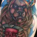 Schulter Löwen Krone tattoo von Distinction Tattoo
