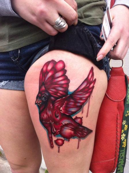 รอยสัก นก ต้นขา โดย Distinction Tattoo