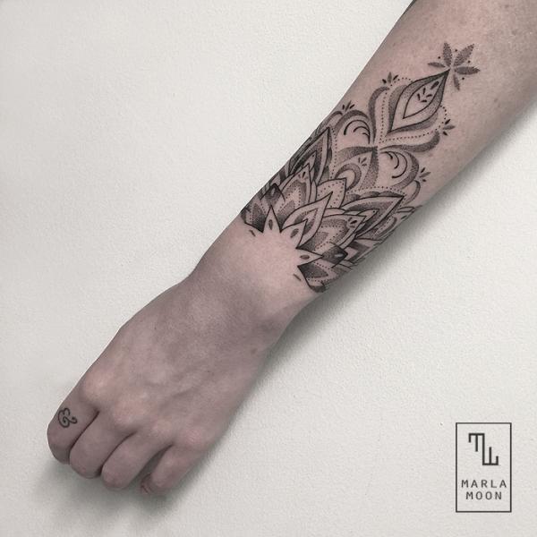 Tatuaggio Braccio Dotwork Decorazione di Marla Moon