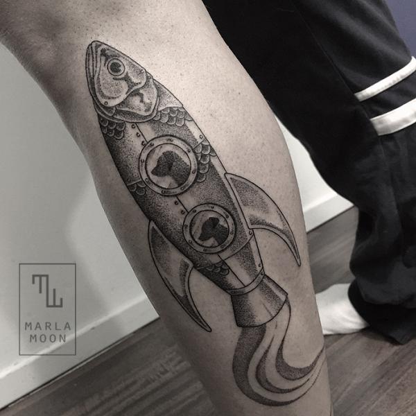 Tatuaggio Braccio Dotwork Pesce Sottomarino di Marla Moon