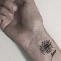tatuaggio Braccio Fiore Dotwork di Marla Moon