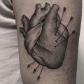 Arm Herz Dotwork tattoo von Marla Moon