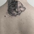 tatuaje Cráneo Espalda Cuello Gato Dotwork por Marla Moon