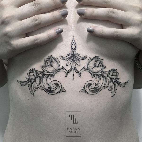 Tatuaggio Fiore Pancia Dotwork di Marla Moon