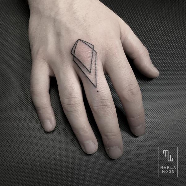 Tatuaggio Dita Dotwork di Marla Moon