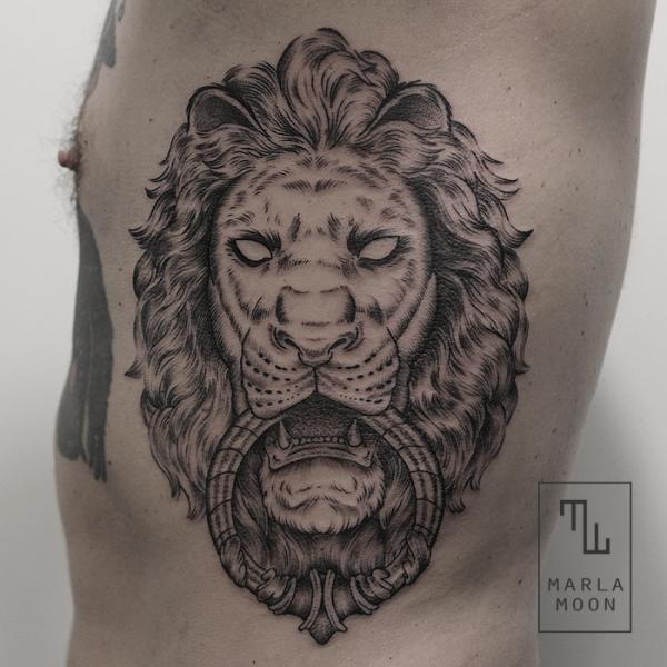 Tatuaje Lado León Dotwork por Marla Moon