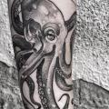 Arm Dotwork Oktopus tattoo von Zmierzloki tattoo